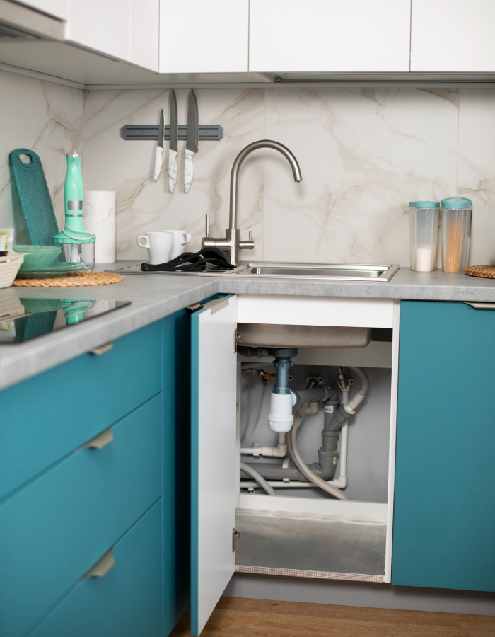 Installation de plomberie sous un évier de cuisine